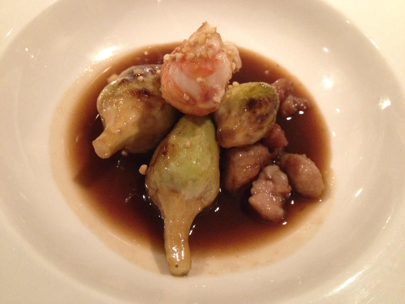 Restaurante Trigo Cigala sobre una base de caldo con mollejas de cordero y alcachofas de Tudela